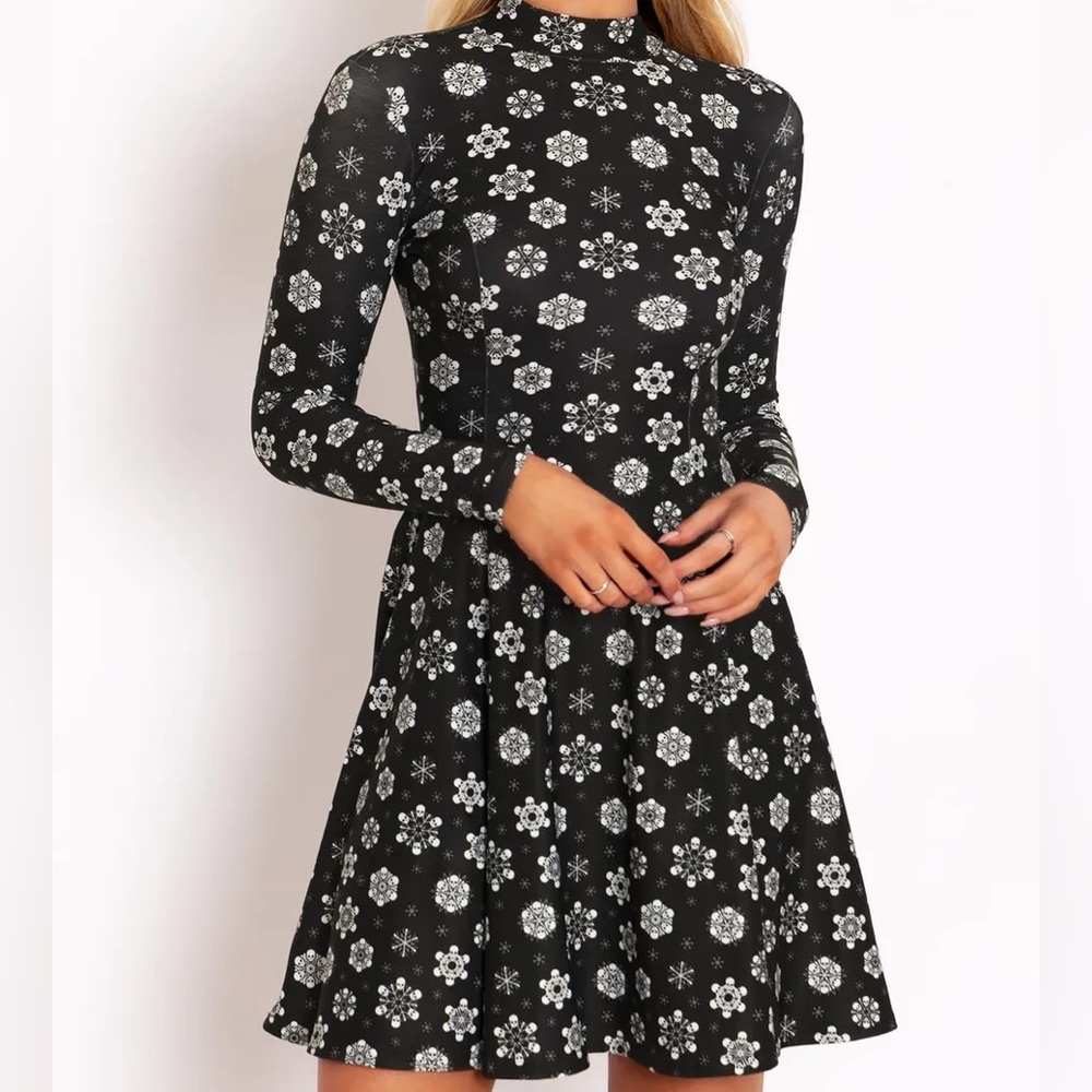 Blackmilk “SKULLFLAKES LONG SLEEVE EVIL LONGLINE DRESS” Size Large L NWT Skulls